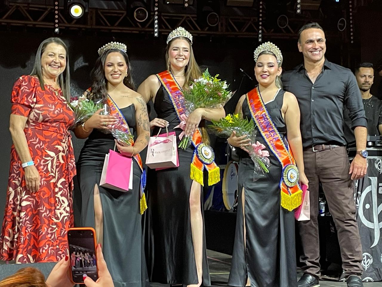 Soberanas da 9ª Festa Estadual do Camarão são escolhidas em noite de glamour e grande público em Cidreira