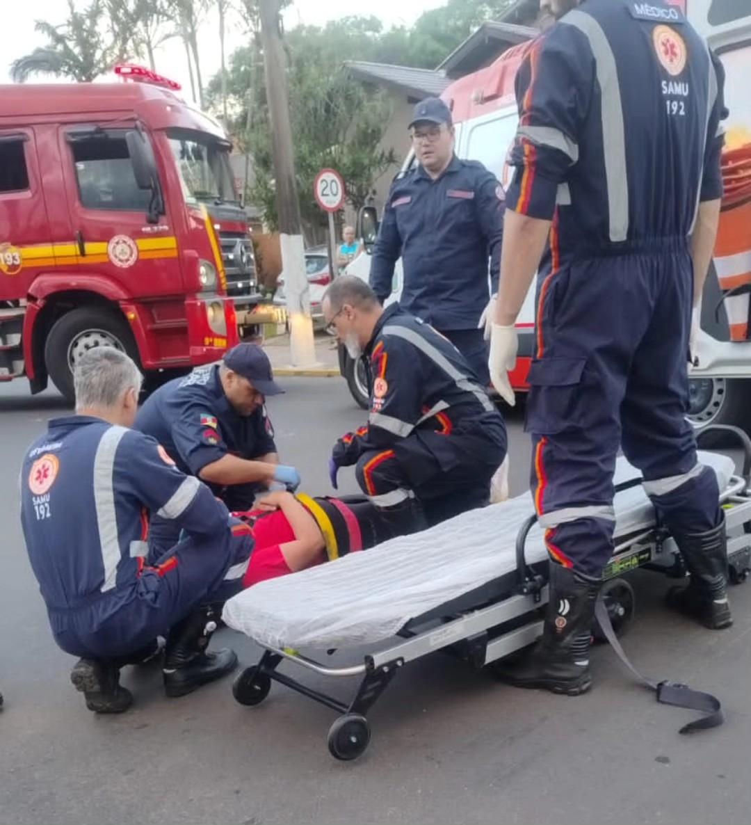 Acidente entre carro e motocicleta deixa mulher ferida no bairro Sulbrasileiro, em Osório
