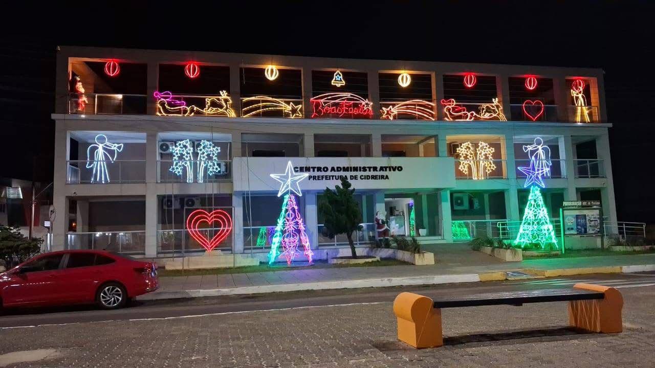 Cidreira recebe decoração natalina e encanta moradores com luzes e símbolos de esperança