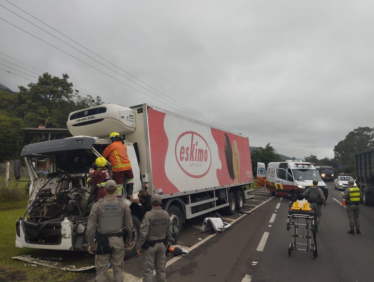 Colisão traseira entre caminhões deixa motorista ferido na BR-101