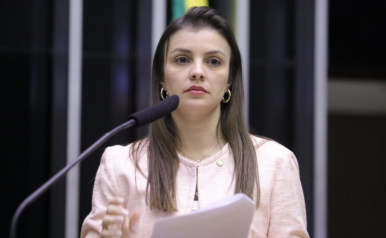 Comissão aprova permissão para tráfego de trator em acostamento de rodovia