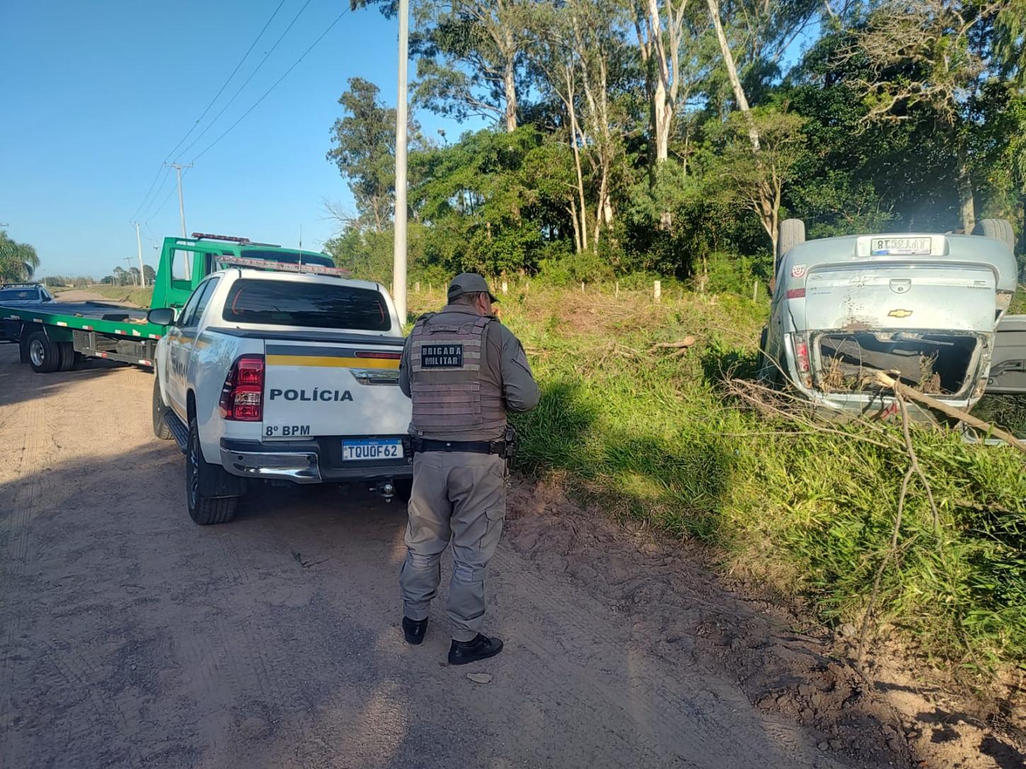 Condutor foge após capotamento e deixa feridos na pista em Palmares do Sul