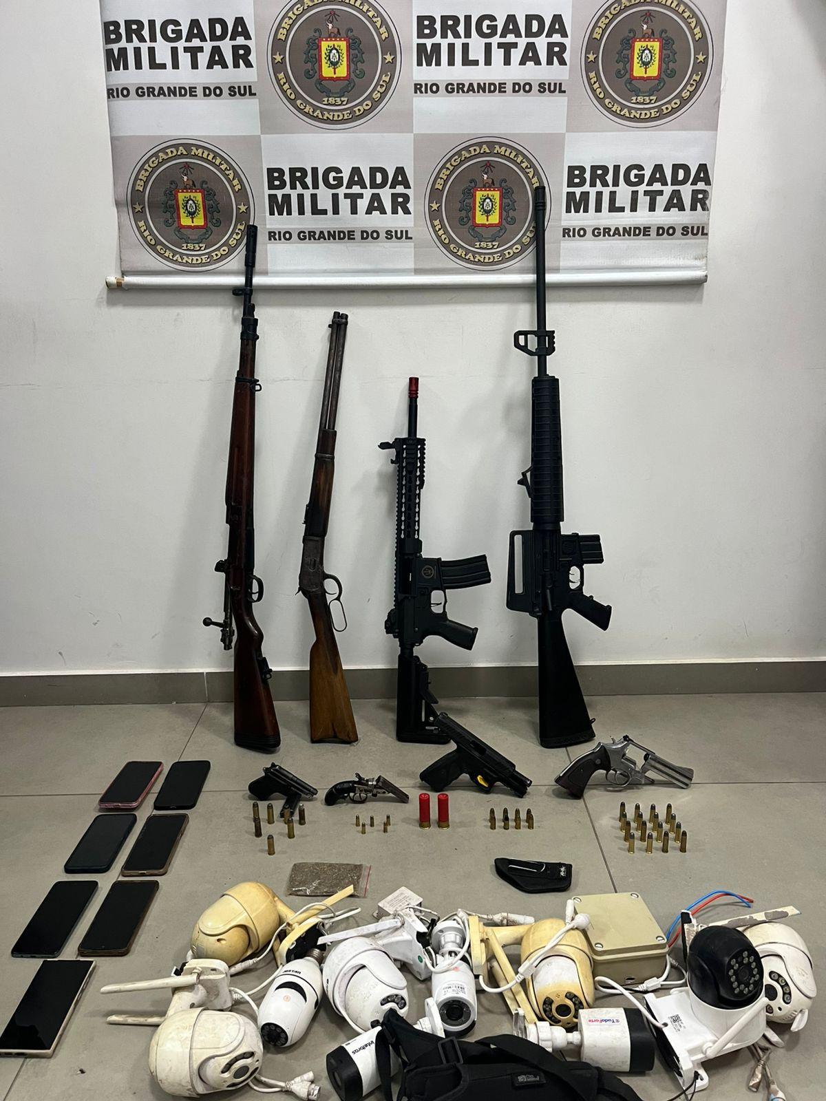 Força Tática prende dois homens com arsenal em residência no Centro de Imbé