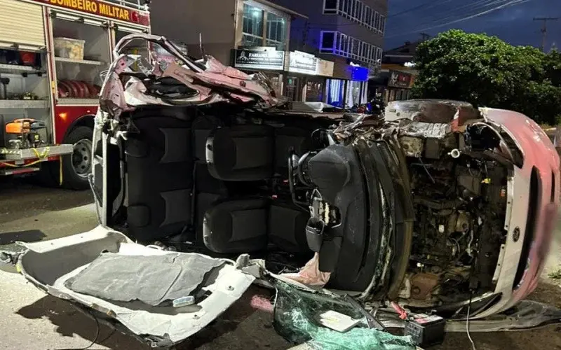 Motorista fica preso às ferragens após capotamento em Tramandaí