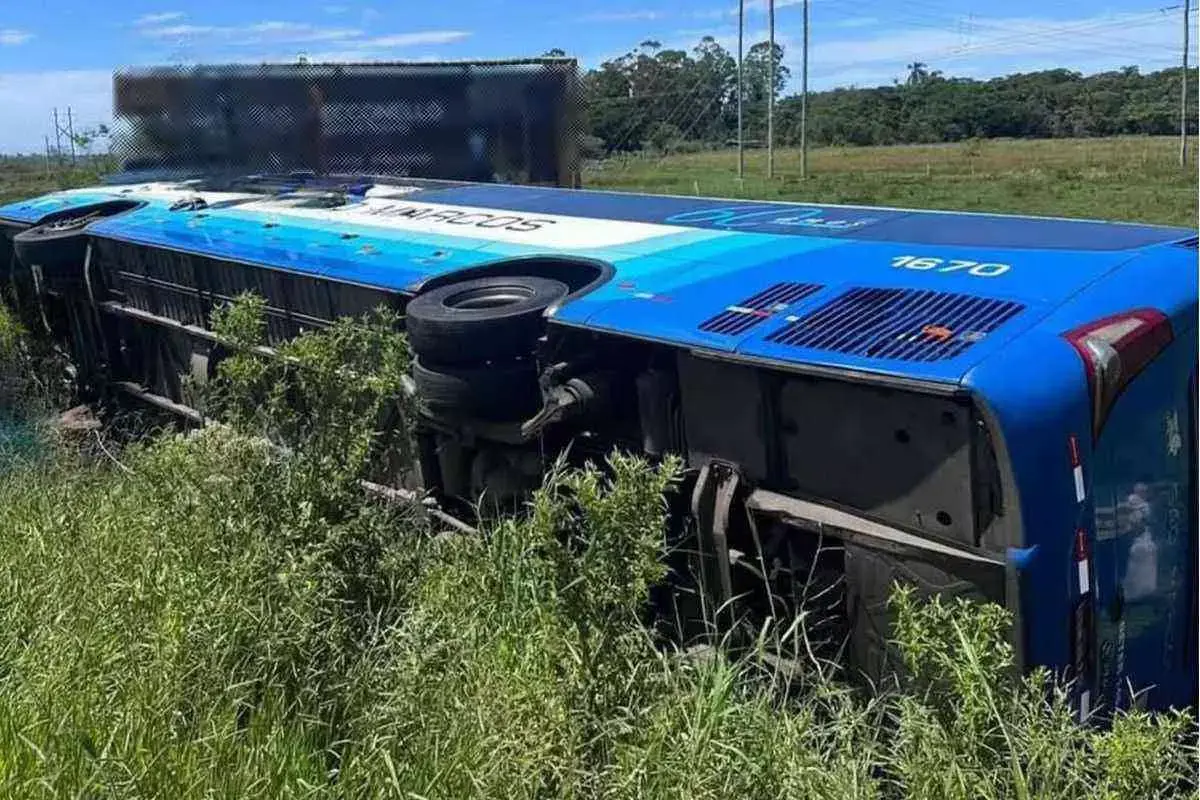 Ônibus com mais de 30 passageiros sai da pista e tomba na Rota do Sol
