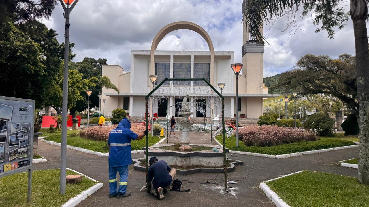 OSÓRIO INICIA MONTAGEM DA DECORAÇÃO DE NATAL NO CENTRO DA CIDADE