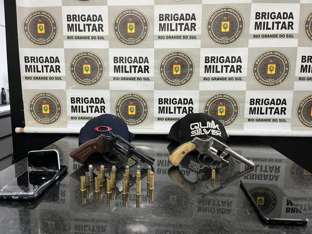 Prisão em Tramandaí: Brigada Militar Retira Armas das Ruas e Apreende Adolescente Envolvido em Crimes Graves