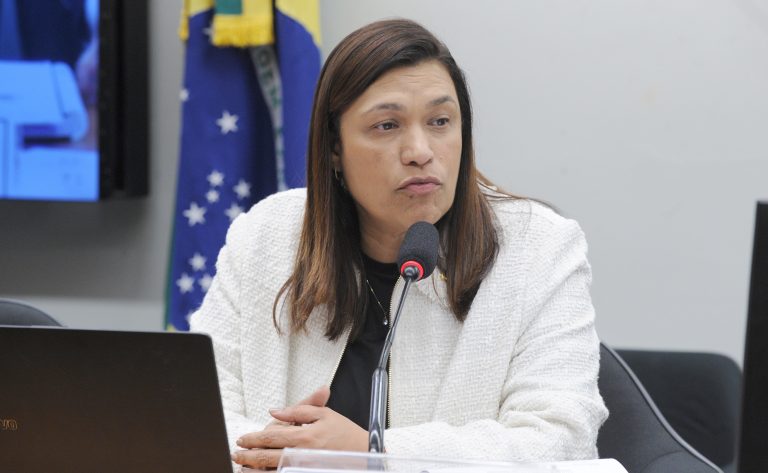 Projeto aumenta pena para agressor de mulher que usar manipulação para se aproximar da vítima
