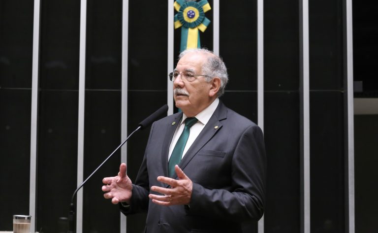 Projeto suspende uso de nome social em concurso