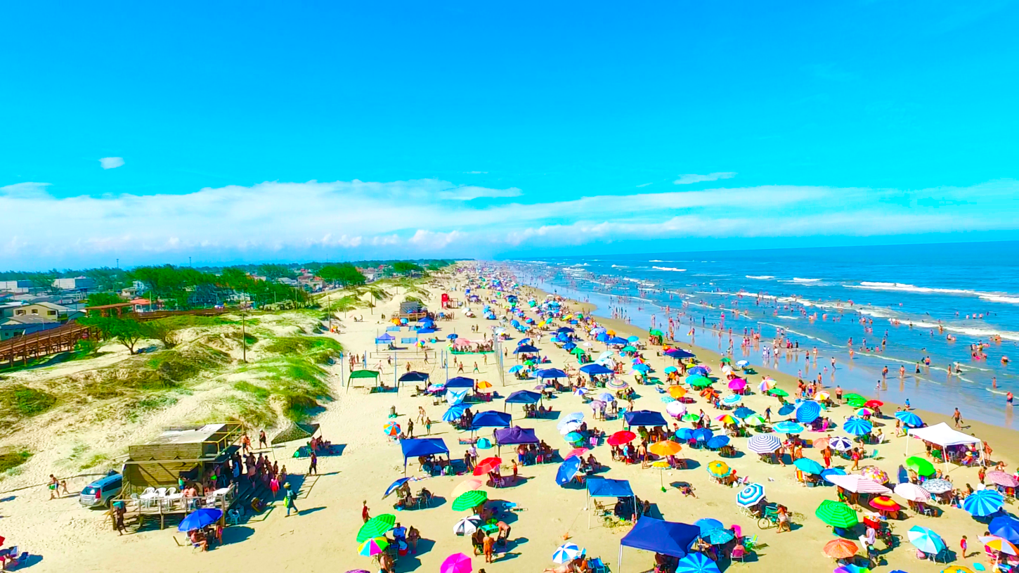 Balneário Pinhal registra praia lotada e água cristalina no primeiro dia do ano