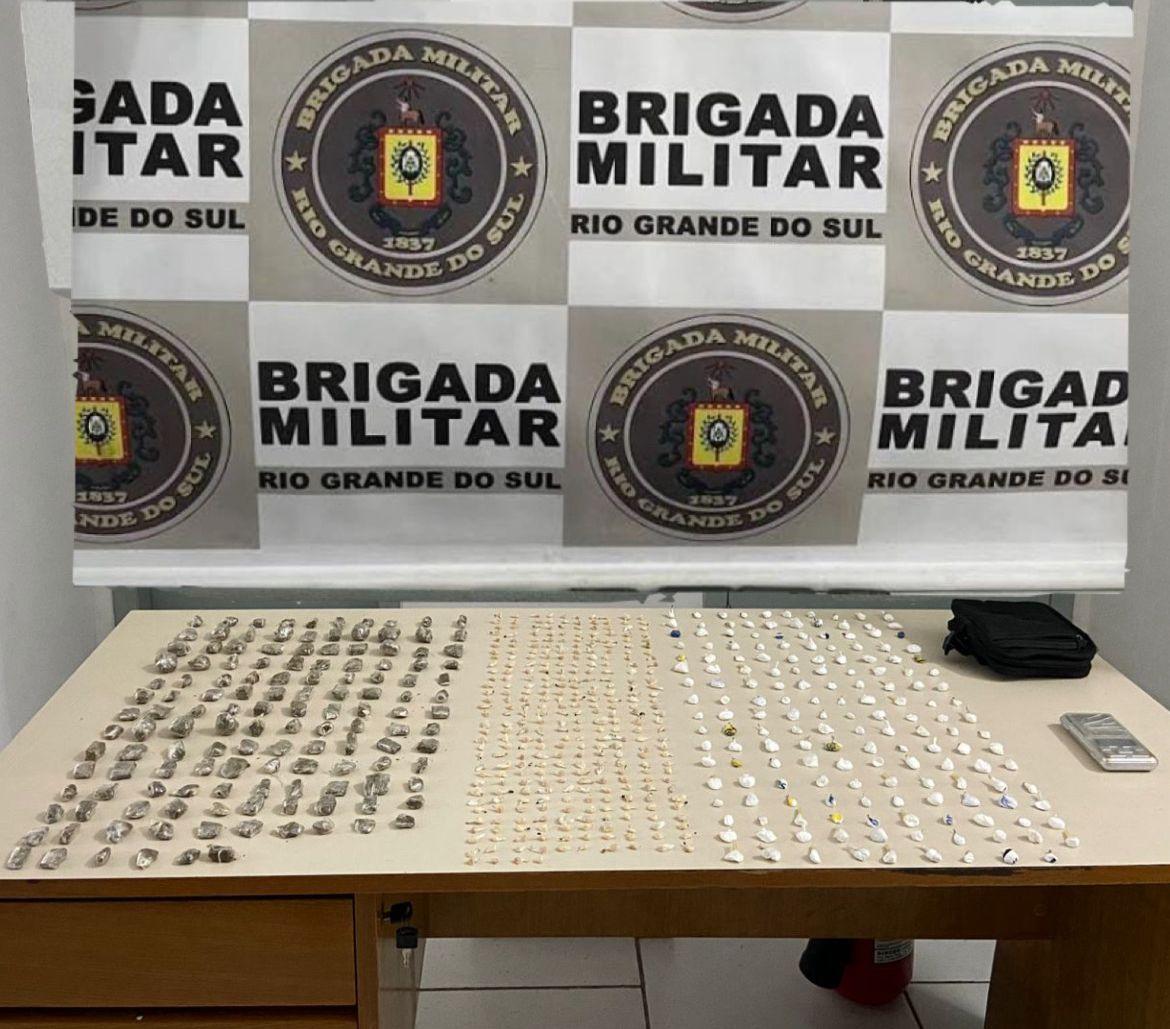 BM prende foragido por tráfico de drogas e apreende mais de 600 porções de entorpecentes em Cidreira
