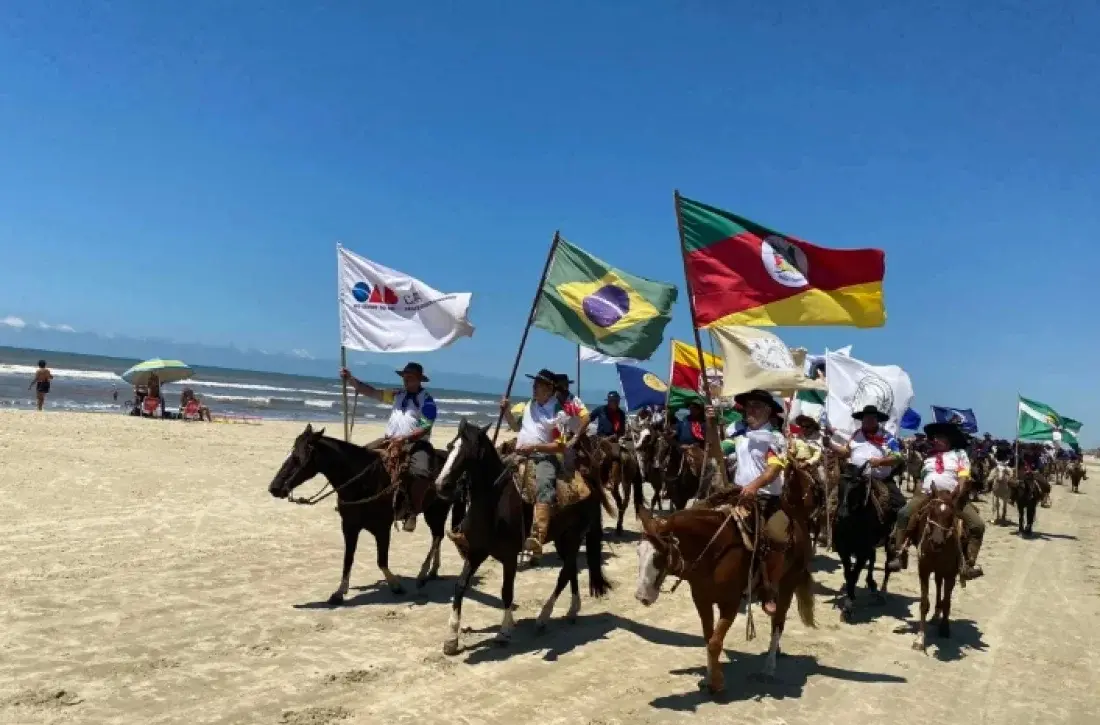 Cavalgada do Mar celebra 40 anos e inicia percurso histórico pelo Litoral Norte