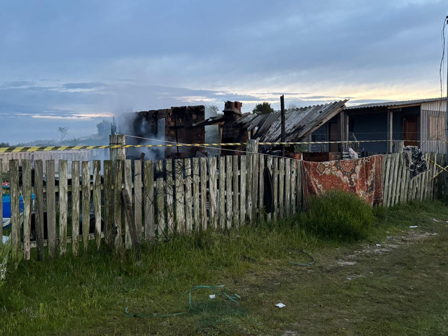 Incêndio destrói residência em Balneário Pinhal e mata moradora de 63 anos