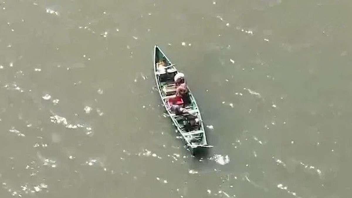 Pescador salva duas pessoas após queda na barra do Rio Tramandaí