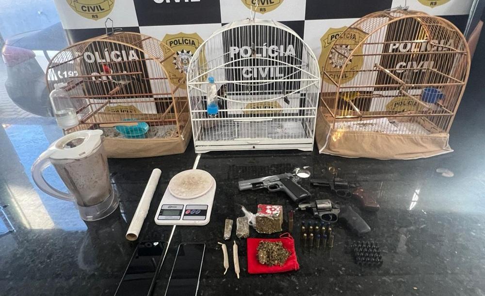 Polícia Civil apreende drogas, armas e aves silvestres e prende casal em Cidreira
