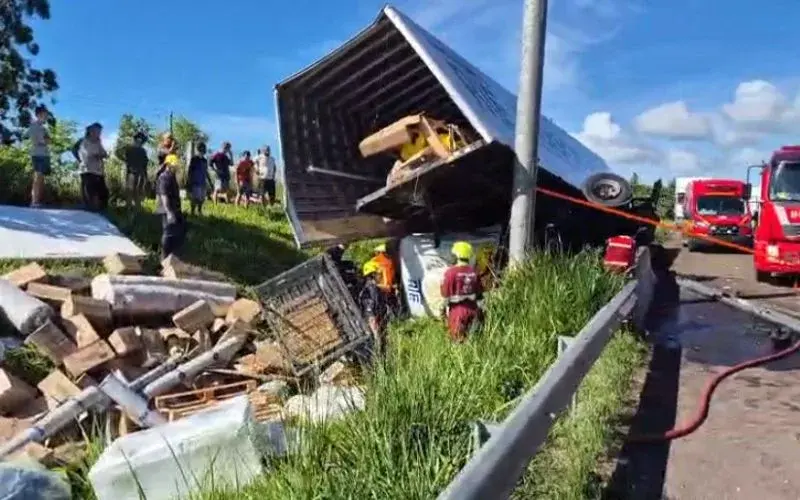 Acidente na BR-101 deixa motorista preso às ferragens no Litoral Norte