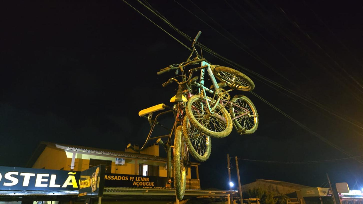 Bicicletas ficam penduradas em fiação elétrica após manobra de guincho em Balneário Pinhal