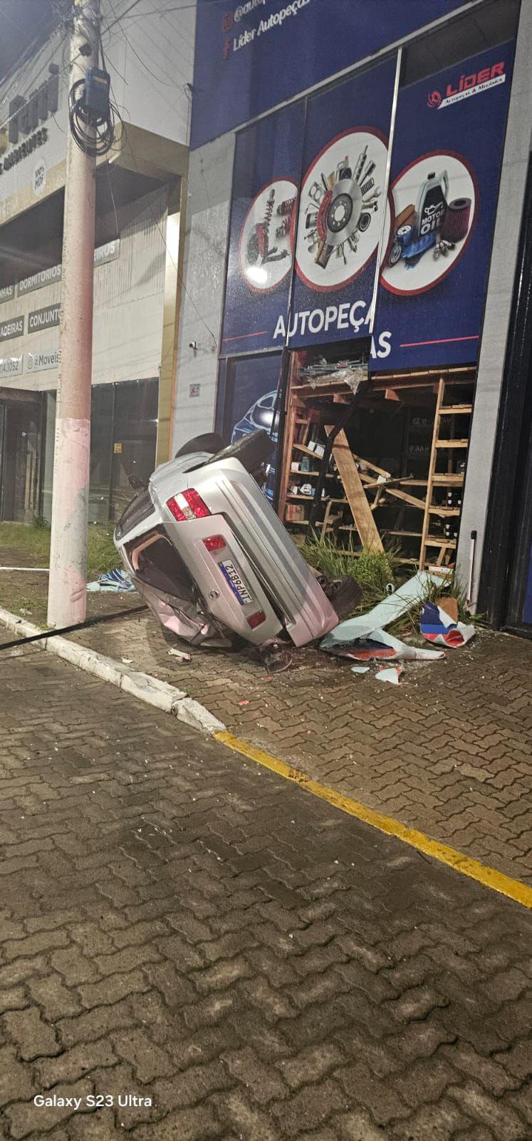 Motorista capota veículo, atinge fachada de loja e foge após acidente em Imbé