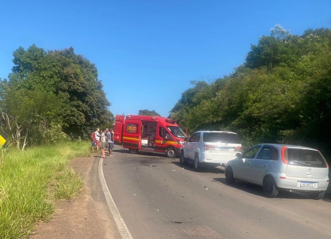 Acidente envolvendo duas motos e carro deixa dois feridos na ERS-030, em Santo Antônio da Patrulha