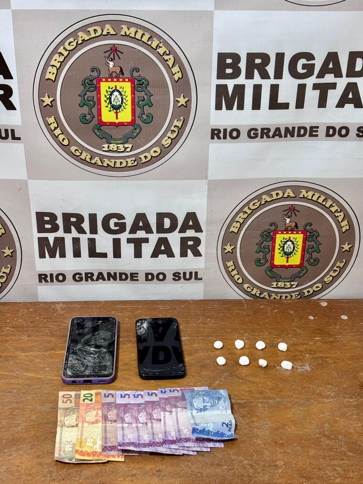 Brigada Militar prende casal por tráfico e cumpre mandado judicial no Centro de Balneário Pinhal