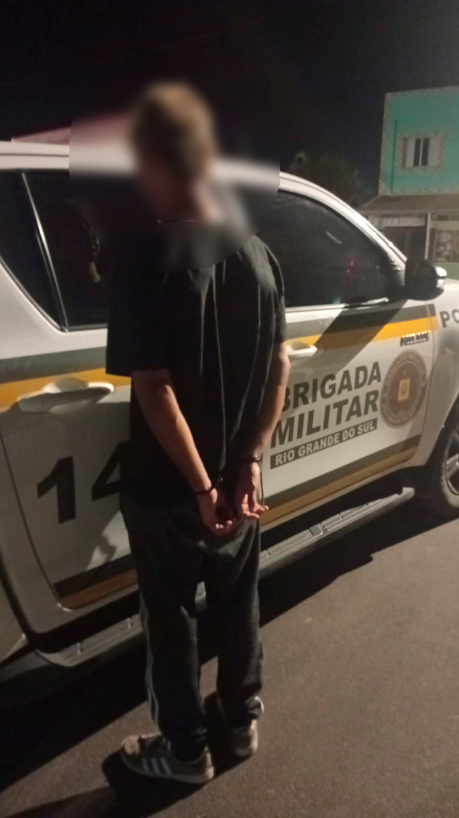 Homem é preso durante patrulhamento após Brigada Militar identificar mandado de prisão em Quintão