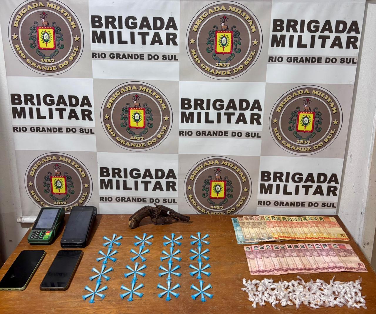 Mulher é presa por tráfico de drogas e arma é apreendida em ação da Brigada Militar em Cidreira