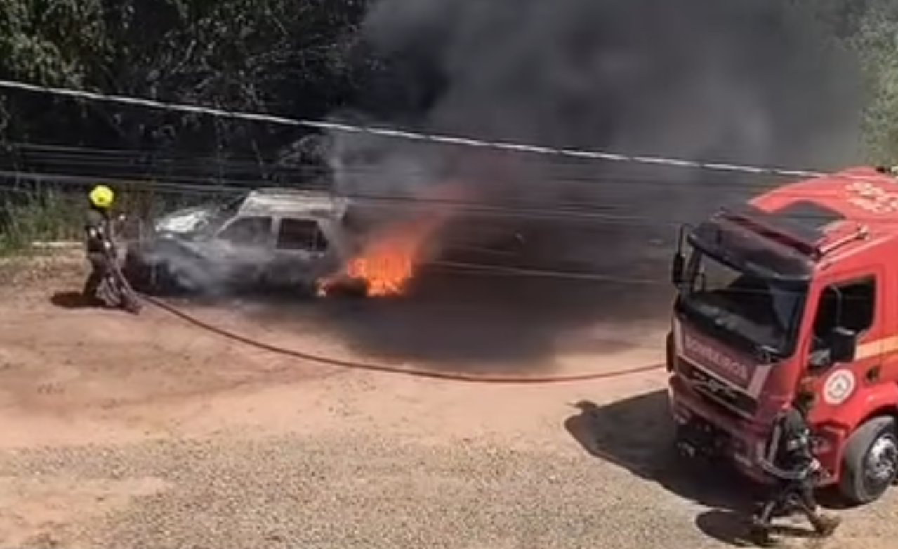 Mulher queima as mãos após atear fogo no carro do ex-companheiro em Torres