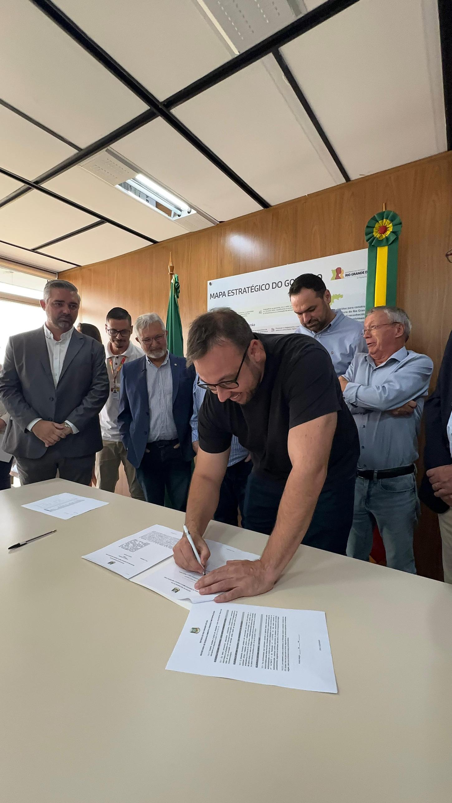 Prefeito Cezar Furini firma convênio de mais de R$ 1,4 milhão para pavimentação da Avenida Alegrete em Balneário Pinhal