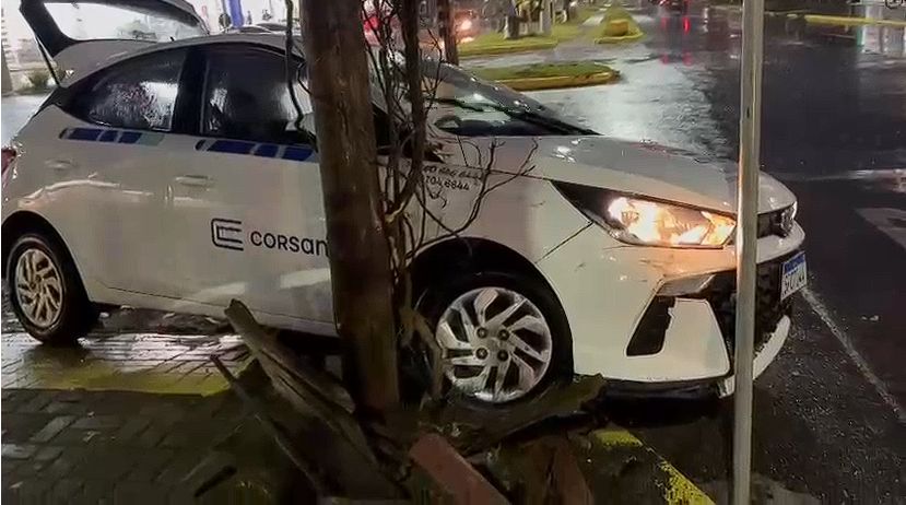 Veículo perde controle e atinge ciclista no centro de Balneário Pinhal