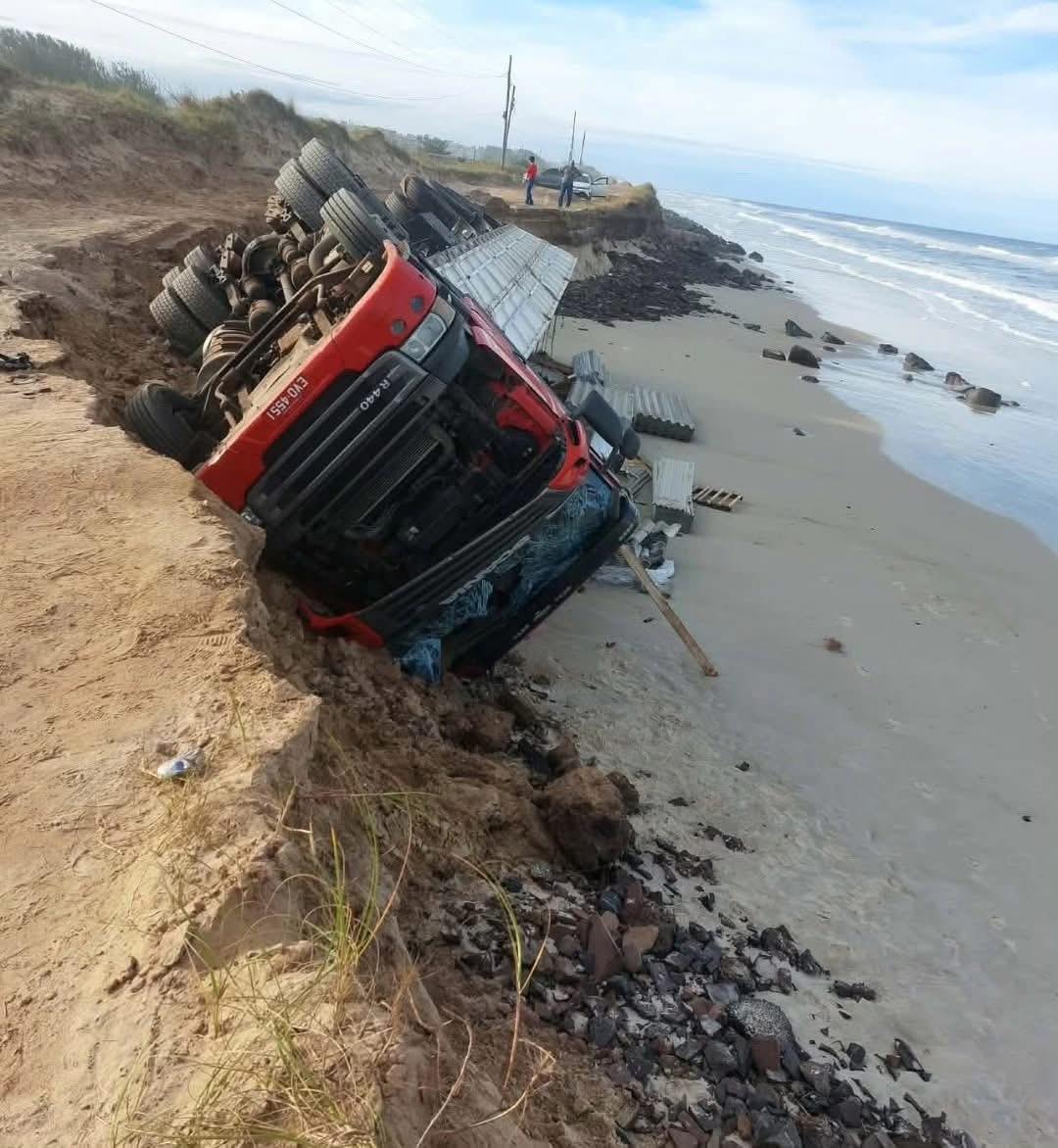CARRETA CARREGADA DE TELHAS TOMBA EM ESTRADA ENTRE ATLÂNTIDA SUL E IMARA