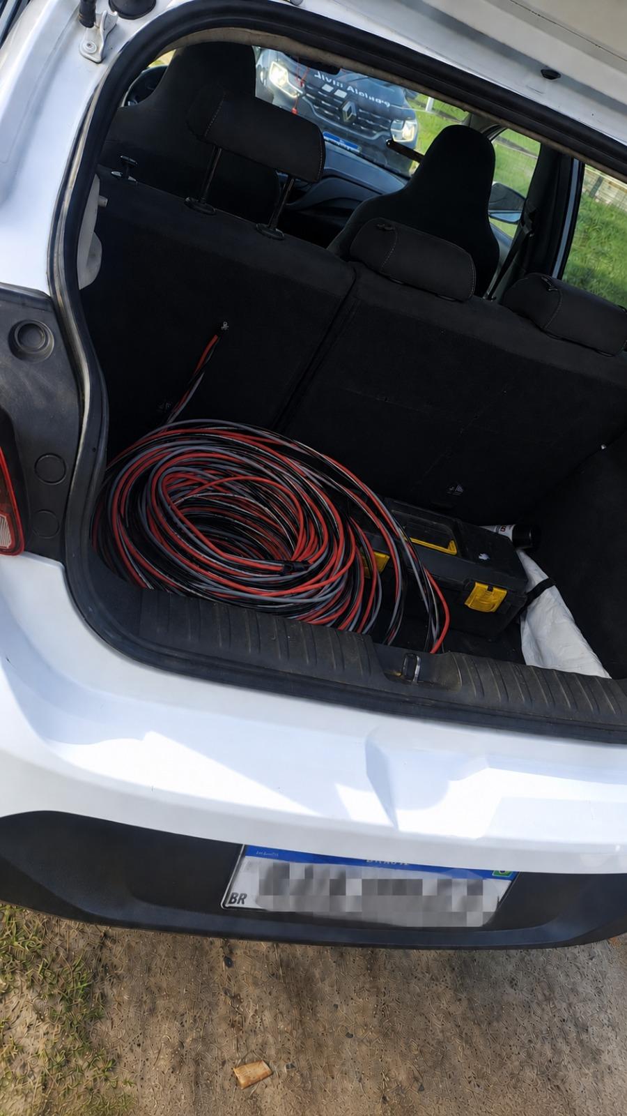Homem é preso com cabos furtados da rede elétrica em Balneário Pinhal