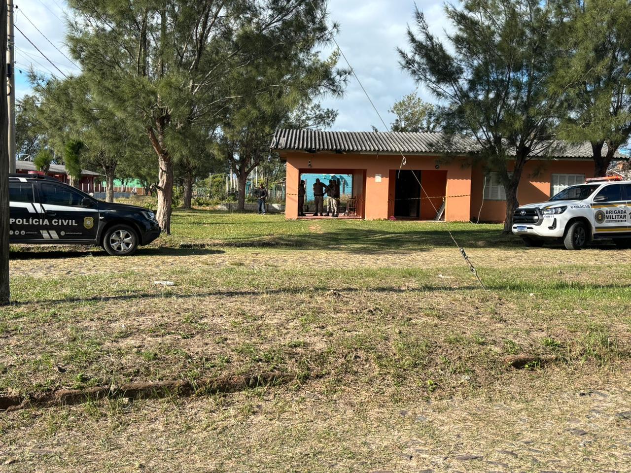 Jovem de 23 anos é encontrada morta a tiros dentro de residência em Balneário Pinhal