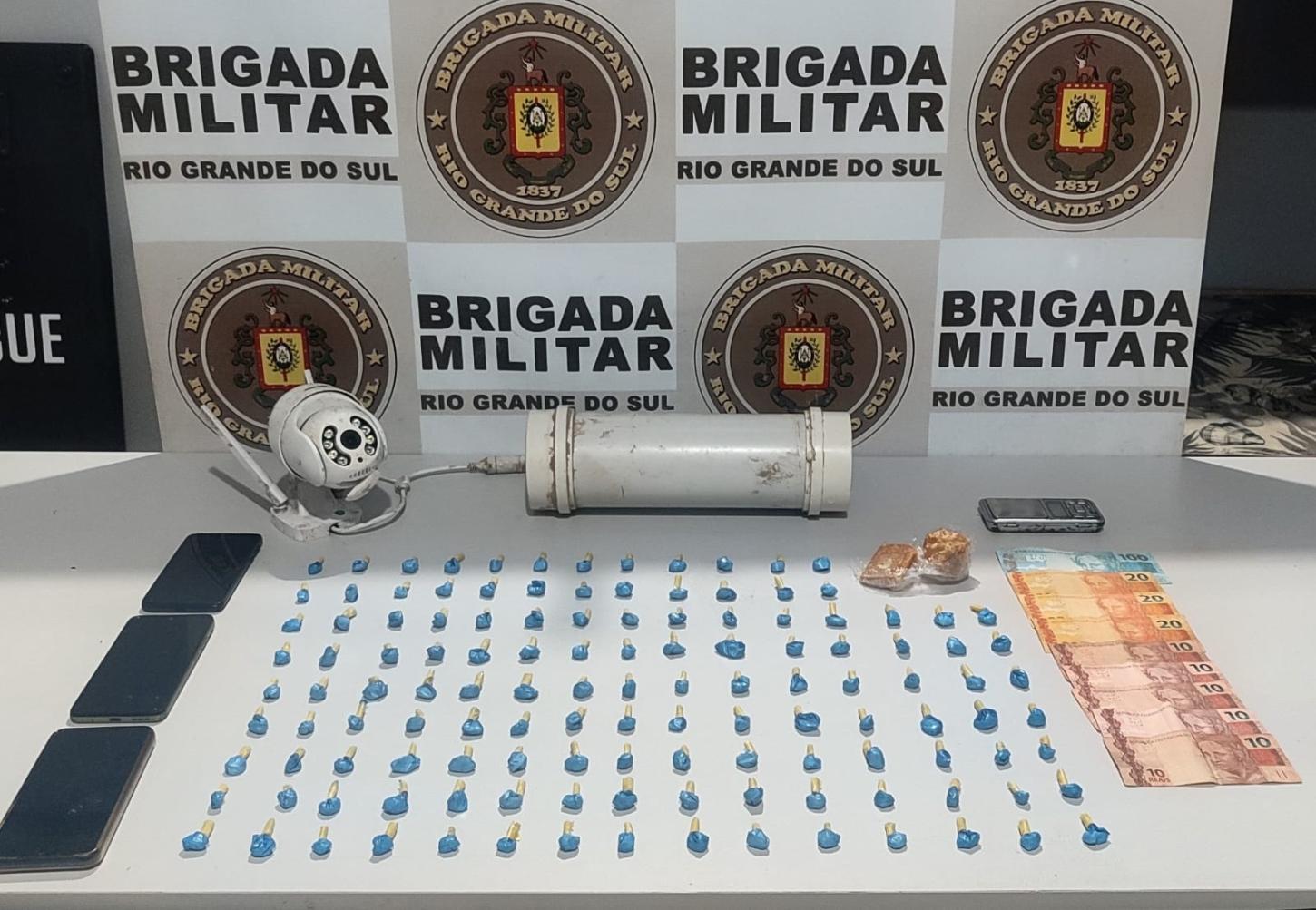 TRÁFICO DE DROGAS É DESARTICULADO EM BALNEÁRIO PINHAL; MAIS DE 120 PORÇÕES DE COCAÍNA SÃO APREENDIDAS