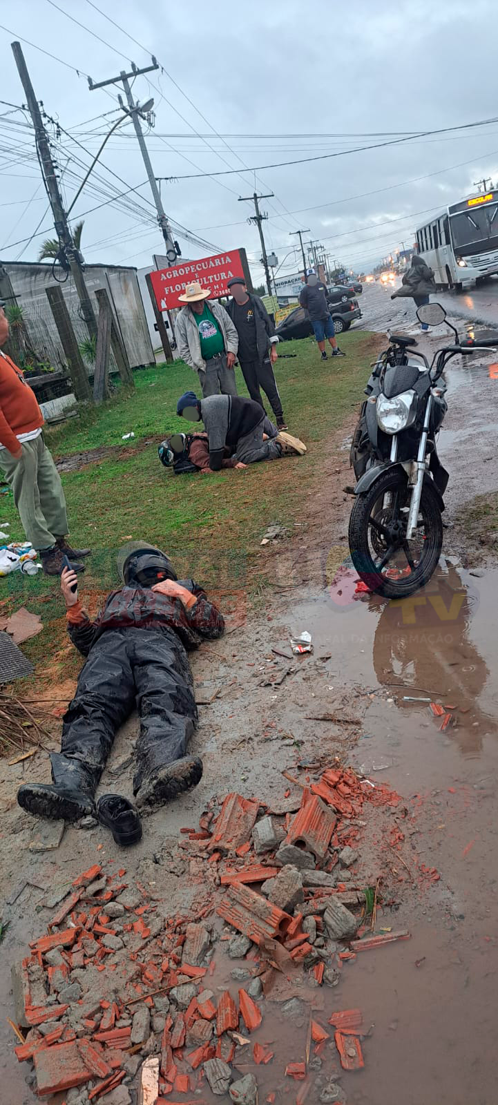 ACIDENTE ENTRE FIAT STRADA E MOTOCICLETA DEIXA PAI E FILHO FERIDOS NO MAGISTÉRIO; INSPETOR DA POLÍCIA CIVIL PRESTA PRIMEIROS SOCORROS