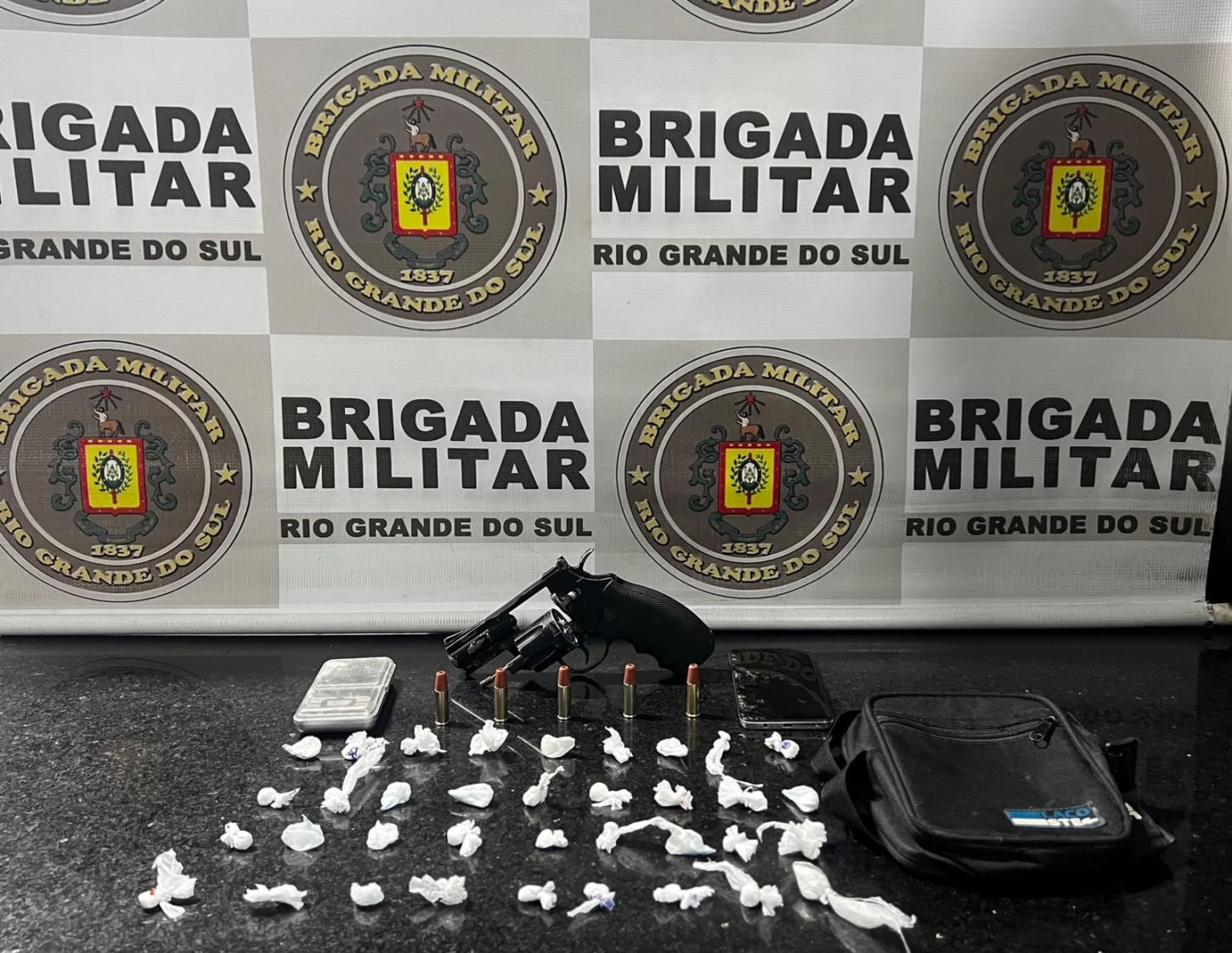 BRIGADA MILITAR PRENDE TRÊS PESSOAS POR TRÁFICO DE DROGAS EM IMBÉ E TRAMANDAÍ