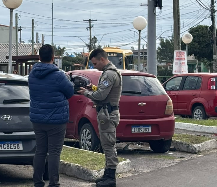 CONFUSÃO NO TRÂNSITO TERMINA COM VEÍCULOS DANIFICADOS NO CENTRO DE BALNEÁRIO PINHAL