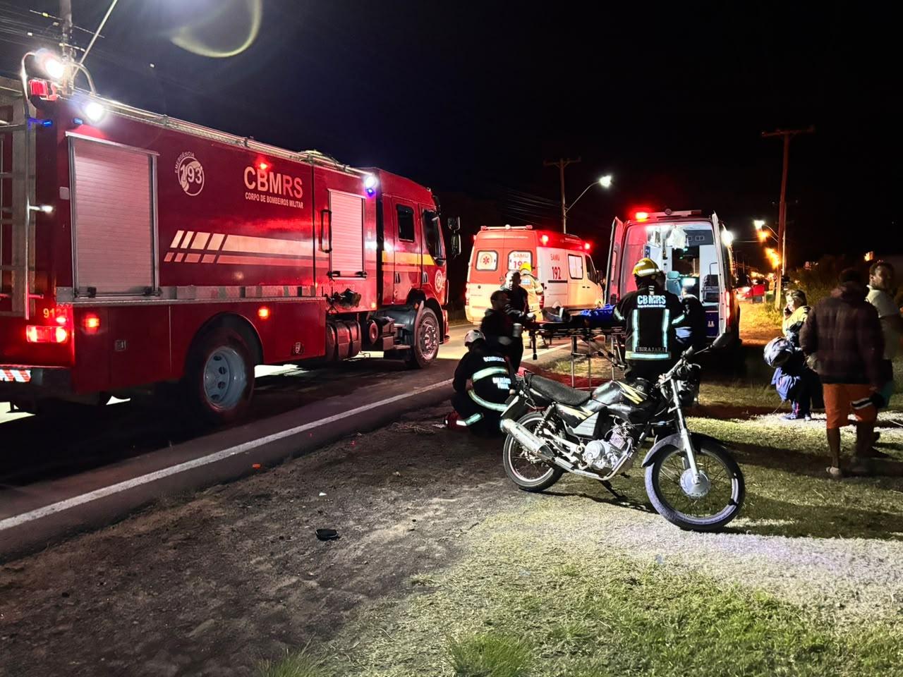 Acidente entre motocicleta e carroça deixa três feridos em Balneário Pinhal