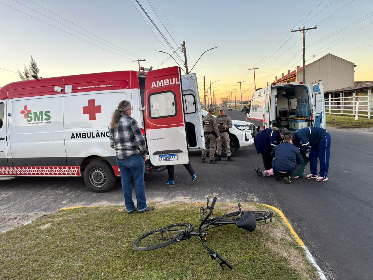 Adolescente de 15 anos fica ferida em acidente entre bicicleta e caminhonete na Avenida Itália, em Balneário Pinhal