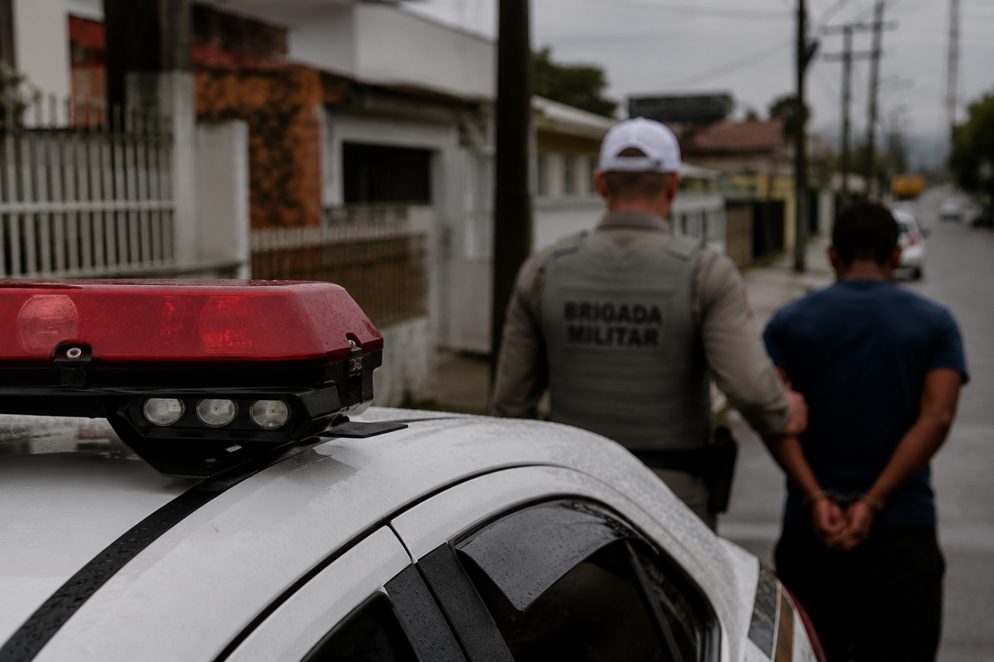 Homem é preso em flagrante após agredir e ameaçar companheira com facão e martelo em Torres