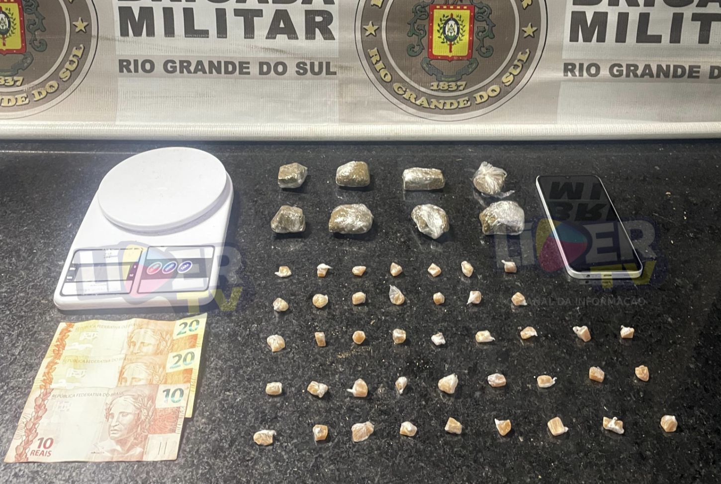 Homem é preso por tráfico de drogas e polícia encontra animais silvestres em cativeiro em Palmares do Sul