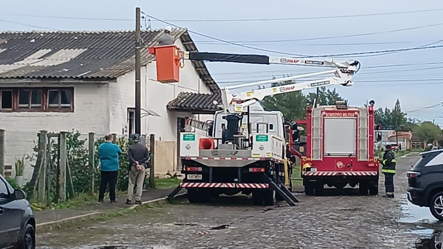Incêndio em poste de energia mobiliza Corpo de Bombeiros na Paróquia Santo Antônio de Pádua, em Balneário Pinhal