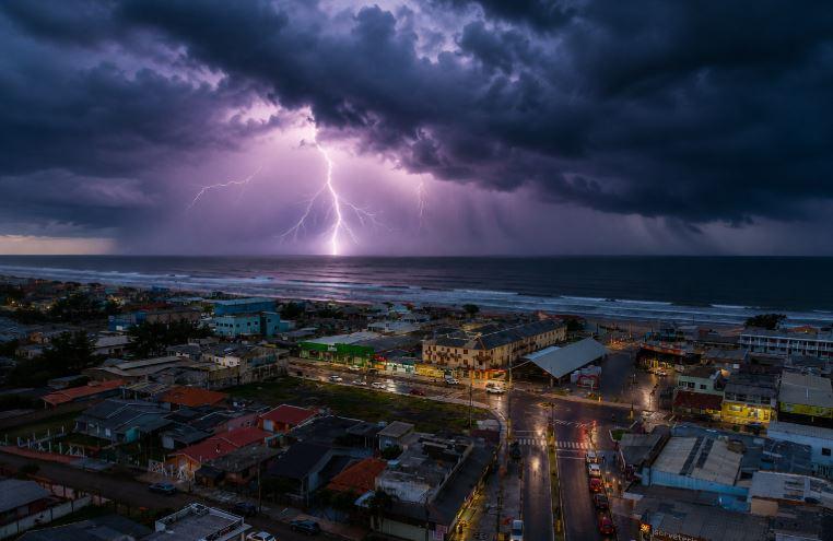 Inmet emite alerta vermelho para tempestades e coloca Litoral Norte em área de grande perigo