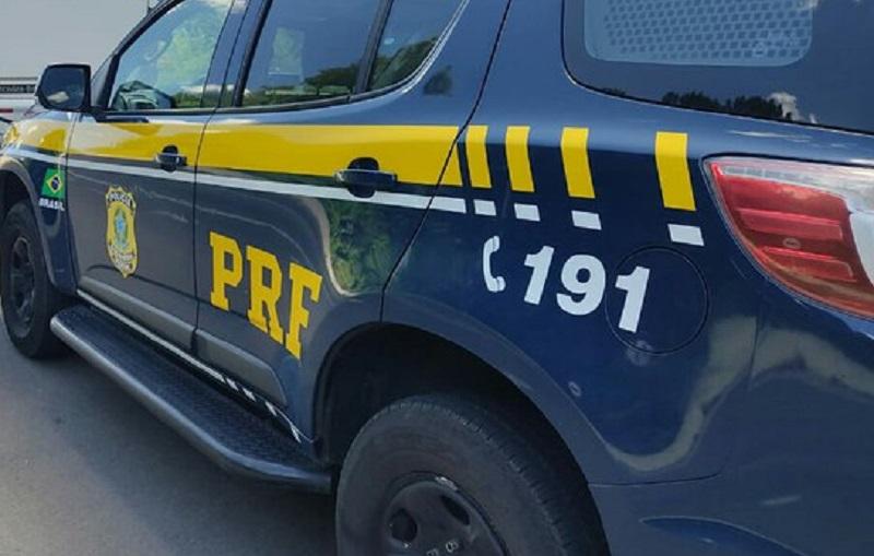 Jovem de 20 anos morre em grave acidente entre carro e caminhão na Freeway