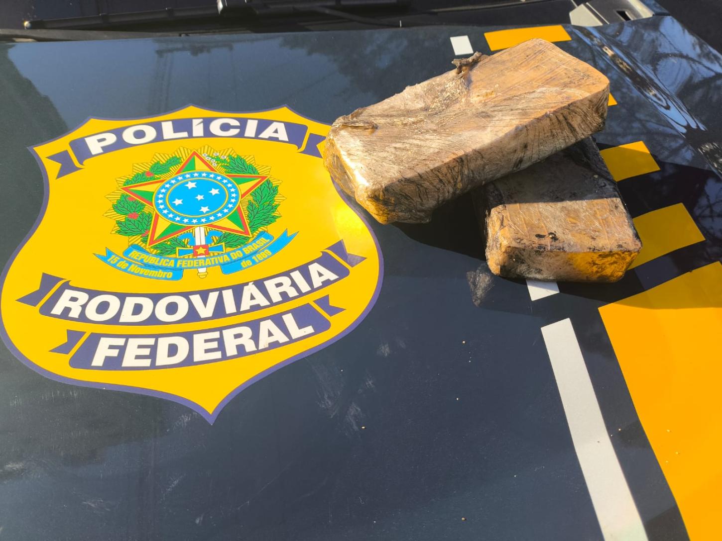 Passageira de carro de aplicativo é presa com mais de 2 quilos de crack na BR-101, em Torres