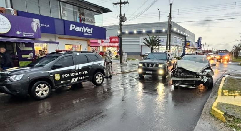 Colisão entre dois veículos é registrada no Centro de Balneário Pinhal