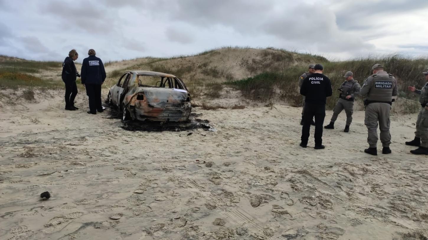 Corpo é encontrado dentro de carro incendiado em Cidreira; veículo tem placas de Tramandaí