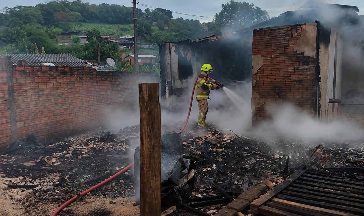 Suspeita de incêndio criminoso destrói residência e provoca morte de cão em Torres