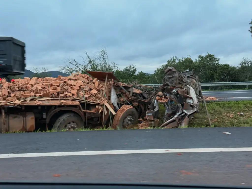 Caminhão tomba na Freeway, motorista morre e duas faixas ficam bloqueadas