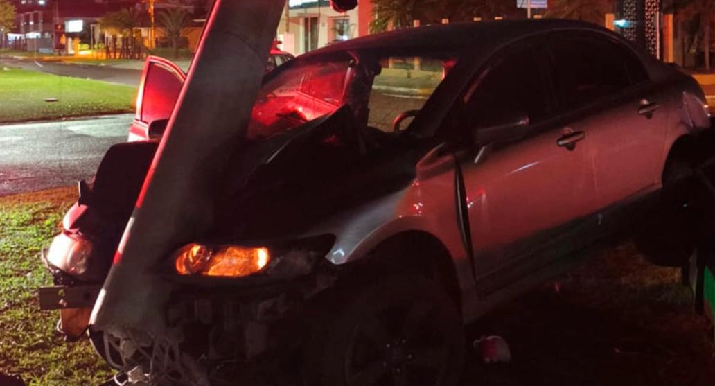 Motorista foge de abordagem, bate em carro e poste e abandona veículo em Capão da Canoa