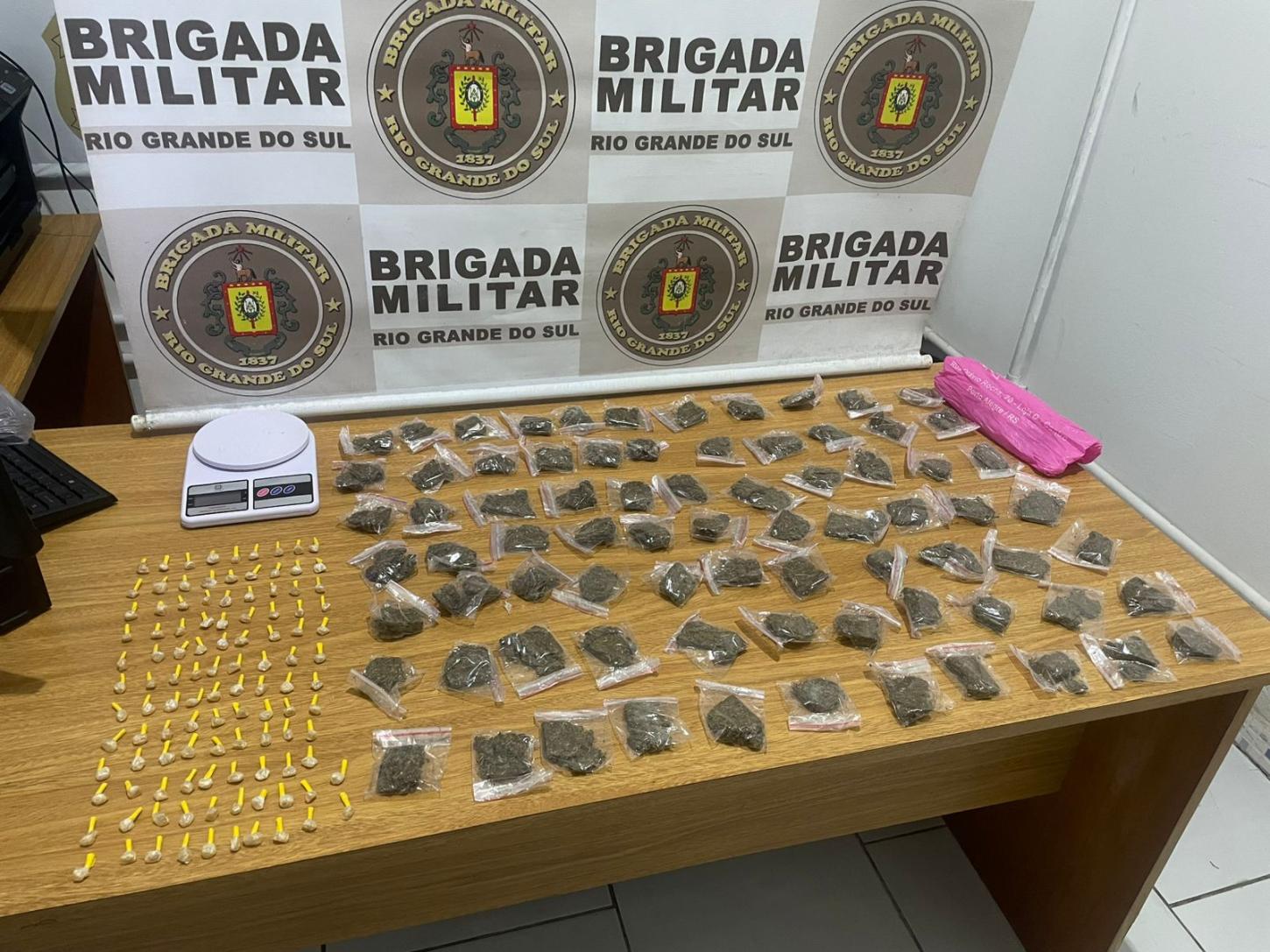 Mulher é presa com crack e maconha em frente a escola em Balneário Pinhal